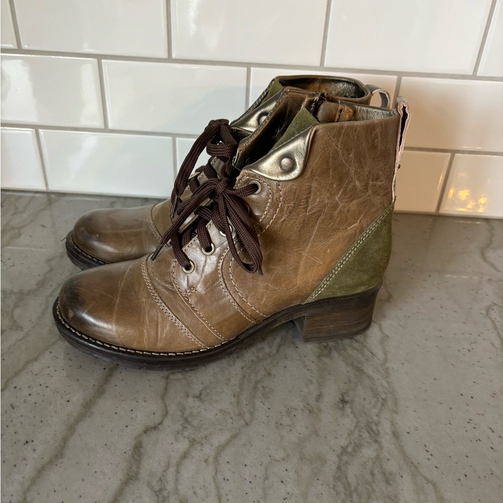 Dromedaris Women's Lace Up Boots in olive. New